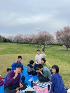 新しいお友達と桜の下でおやつタイム